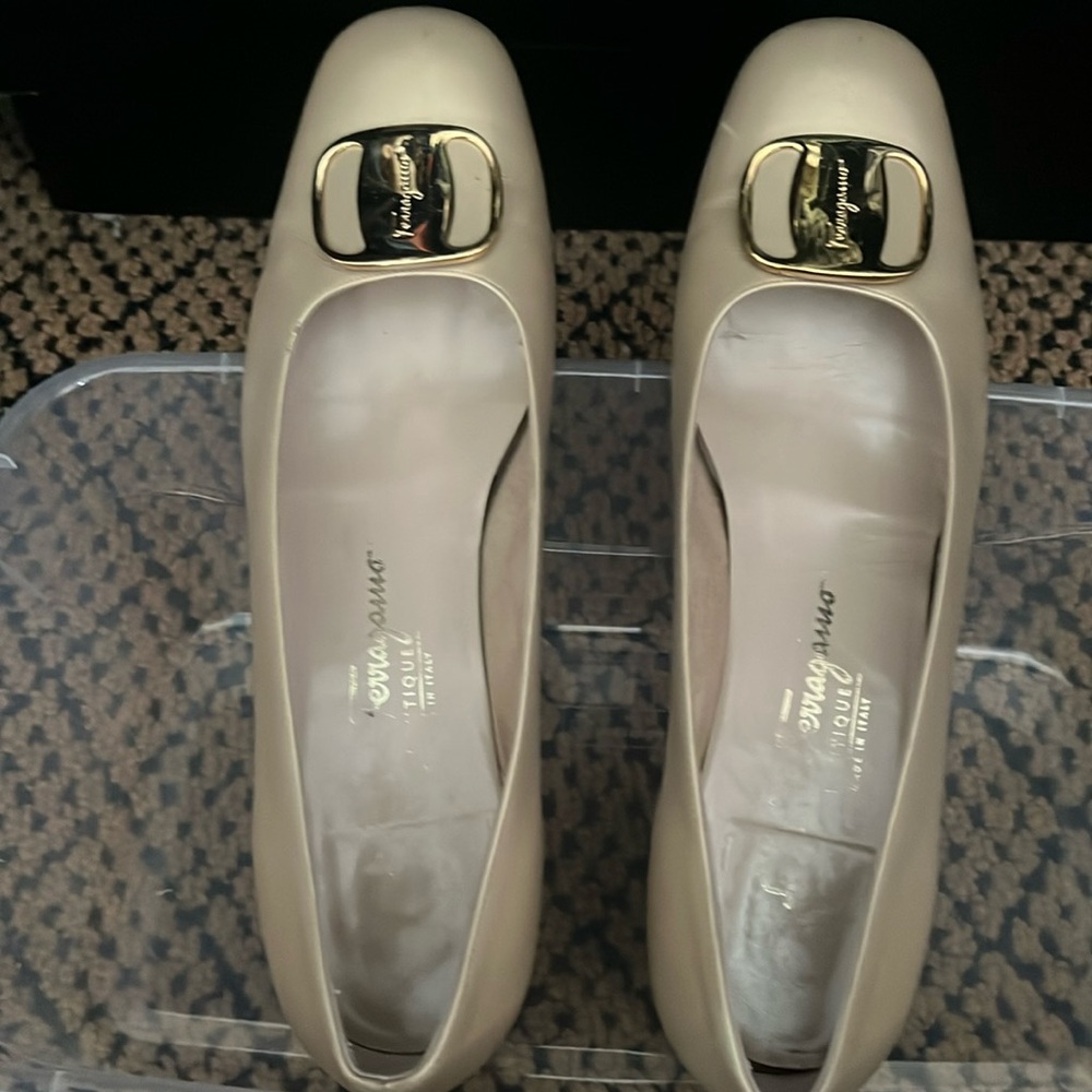 Ferragamo beautiful shoes
Pumps beige and gold 
Size 8 1/2🌐